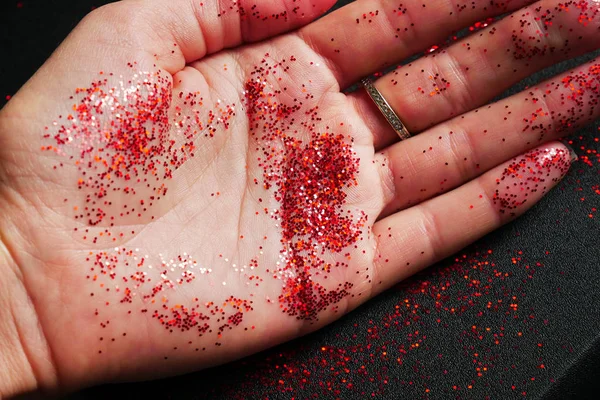 Kırmızı tinsel gri bir tablo üzerinde dağınık. Güzellik sektörünün.