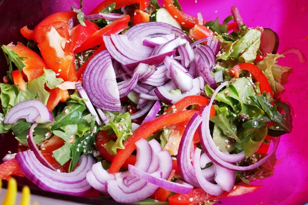 Salada vegetal em uma chapa. Alimentos saudáveis . — Fotografia de Stock