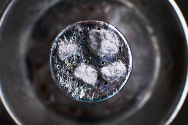 Üst kısmında kırmızı kömür ile nargile.