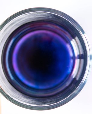 Mavi sıvı üstten görünüm, arka plan ile kabı