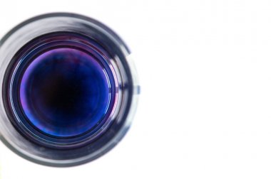 Mavi sıvı üstten görünüm, arka plan ile kabı