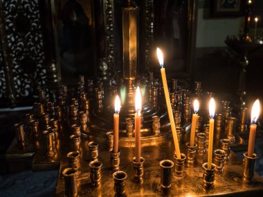Yanan mumlar kilisede dua için bir yer