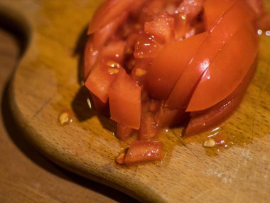 Dilim domates salatası yapmak tahtada dilimlenmiş