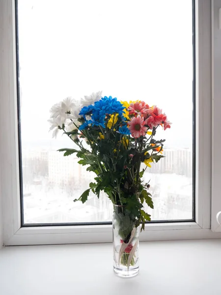 Kytice z krásným pestrobarevným chryzantémy do vázy — Stock fotografie