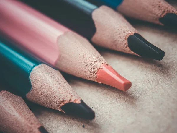 Un conjunto de varios lápices de colores. Lápices en fila sobre una superficie de madera . — Foto de Stock