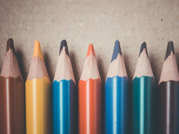 Egy sor, több színes ceruza. Ceruza, fa felületre egymás után. — Stock Fotó