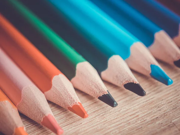 Egy sor, több színes ceruza. Ceruza, fa felületre egymás után. — Stock Fotó
