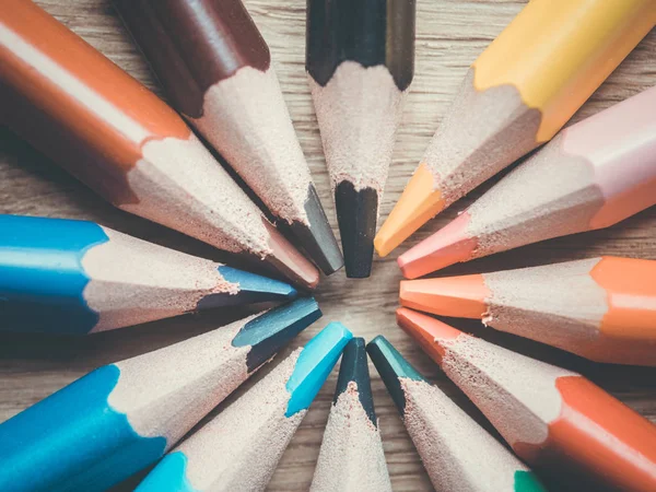 Conjunto de varios lápices de colores. Lápices en forma de círculo sobre una superficie de madera . — Foto de Stock