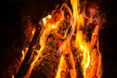 Yanan ateşi ile sıcak kömürleri