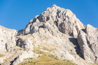Kayalık dağ yamacı