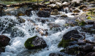 bir dağ nehir akışı