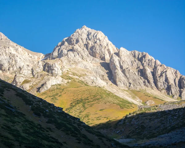 Kayalık dağ yamacı