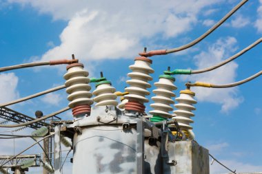 Yüksek gerilim naqilli sistem üzrə izolatörler