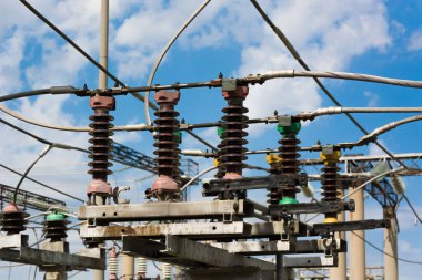 Yüksek gerilim naqilli sistem üzrə izolatörler