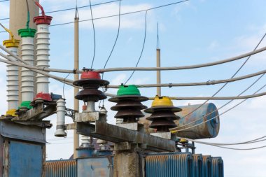 Yüksek gerilim naqilli sistem üzrə izolatörler