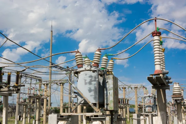 Yüksek gerilim naqilli sistem üzrə izolatörler