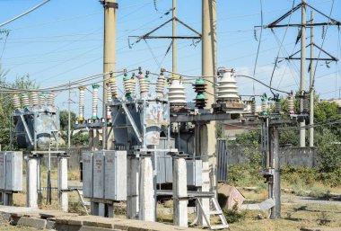 Yüksek gerilim naqilli sistem üzrə izolatörler