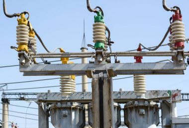 Yüksek gerilim naqilli sistem üzrə izolatörler