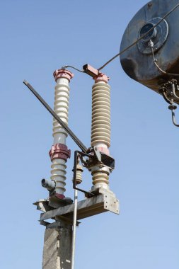 Yüksek gerilim naqilli sistem üzrə izolatörler