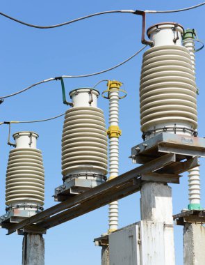 Yüksek gerilim naqilli sistem üzrə izolatörler