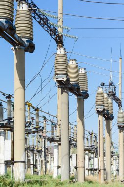 Yüksek gerilim naqilli sistem üzrə izolatörler