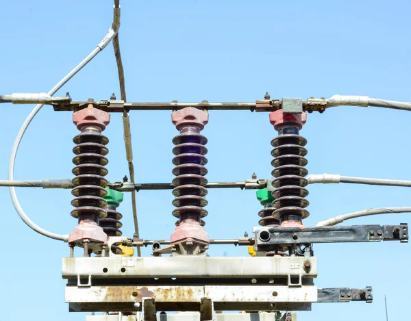 Yüksek gerilim naqilli sistem üzrə izolatörler