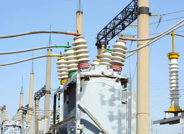 Yüksek gerilim naqilli sistem üzrə izolatörler