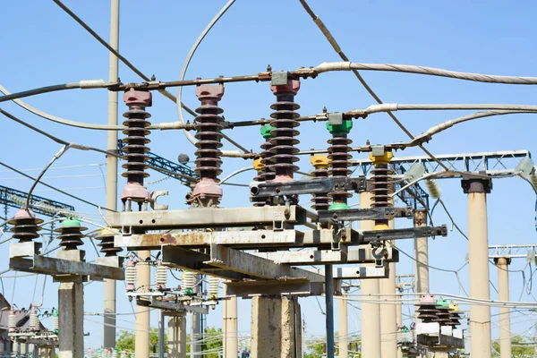 Alambres de alta tensión con aislantes — Foto de Stock