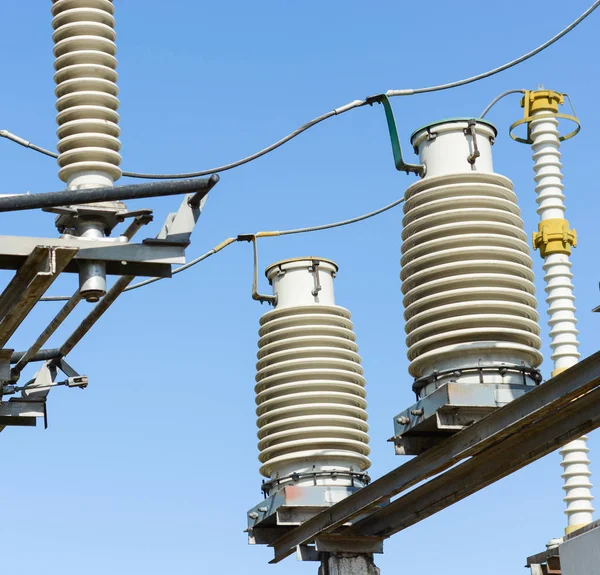 Yüksek gerilim naqilli sistem üzrə izolatörler