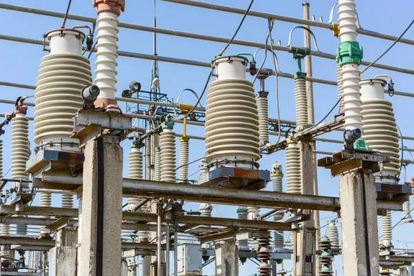 Yüksek gerilim naqilli sistem üzrə izolatörler