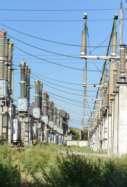 Fios de alta tensão com isoladores — Fotografia de Stock