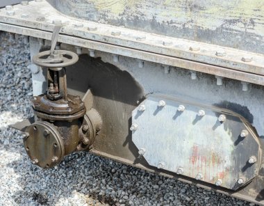 Trafo boru üzerinde büyük dokunun