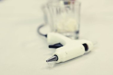 beyaz renk elektrik sıcak sopa tutkal tabancası üzerinde masa üstü