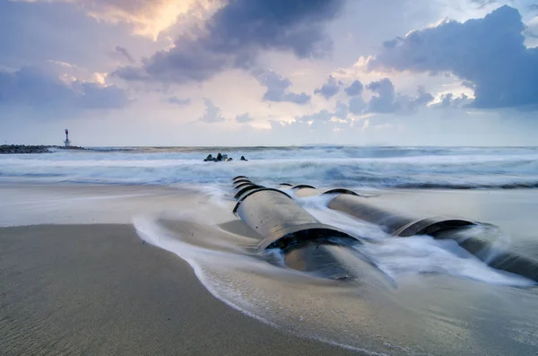 Πανέμορφη φύση, μαλακά κύματα χτύπημα σκυροδέματος αποστράγγισης σωλήνας στην παραλία sunrise φόντο — Φωτογραφία Αρχείου