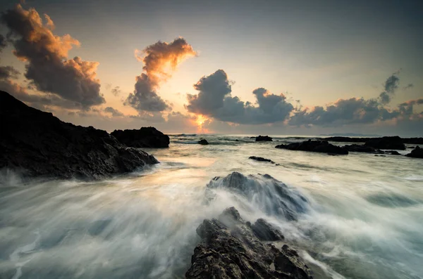 büyülü gün batımı gündoğumu sahne Pandak Terengganu, Malezya'da bulunan Beach üzerinde