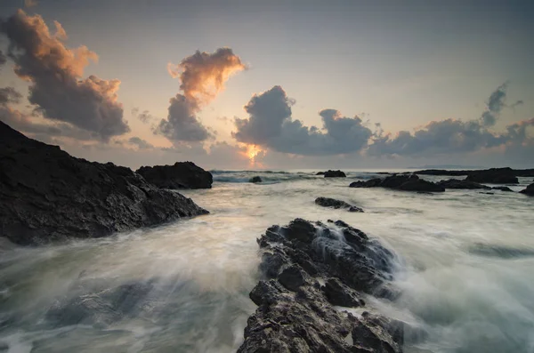 Belas ondas salpicando em formação rochas únicas em Pandak Beeach localizado em Terengganu, Malásia — Fotografia de Stock