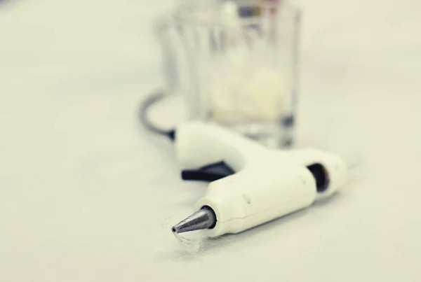 テーブルの上に白い色電気ホット スティック接着剤銃 — ストック写真