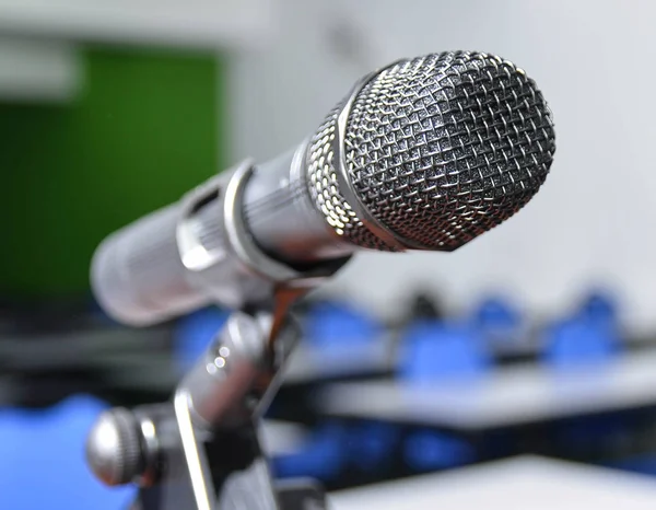 Imagem focada no microfone na sala de treinamento com assentos e mesas — Fotografia de Stock