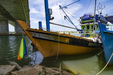 güneşli bulutlu ve mavi gökyüzü arka plan üzerinde bağlantılı balıkçı teknesi
