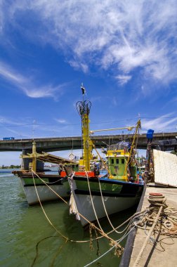 güneşli bulutlu ve mavi gökyüzü arka plan üzerinde bağlantılı balıkçı teknesi