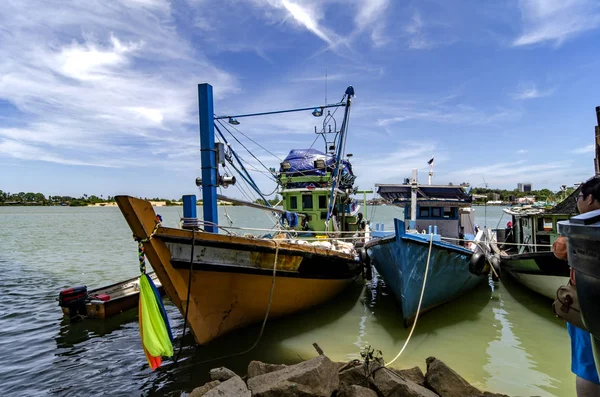 Barco pescador anclado sobre el fondo cielo nublado y azul en el día soleado — Foto de Stock