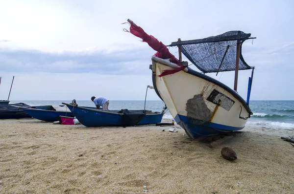 Fechado pescador barco encalhado na praia de areia e céu nublado — Fotografia de Stock