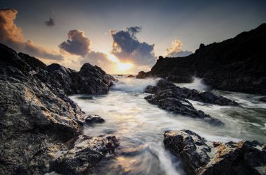 büyülü gün batımı gündoğumu sahne Pandak Terengganu, Malezya'da bulunan Beach üzerinde