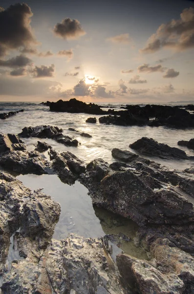 Μαγευτικό τοπίο της ηλιοβασίλεμα sunrise Pandak Beach, Terengganu, Μαλαισία σχηματισμό βράχου με συννεφιασμένο ουρανό — Φωτογραφία Αρχείου