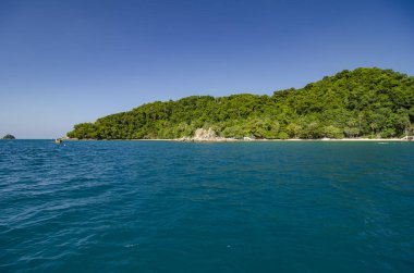 Güneşli bir gün, mavi gökyüzü arka plan ile denizden tropik ada görünümü