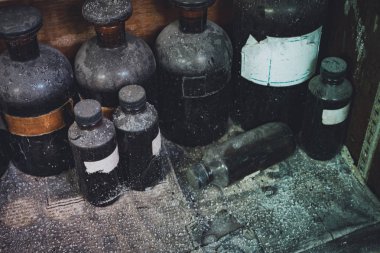 Vintage portre resim natürmort kompozisyon, ahşap raf tozlu kimyasal şişesinde