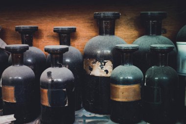 Vintage portre resim natürmort kompozisyon, ahşap raf tozlu kimyasal şişesinde