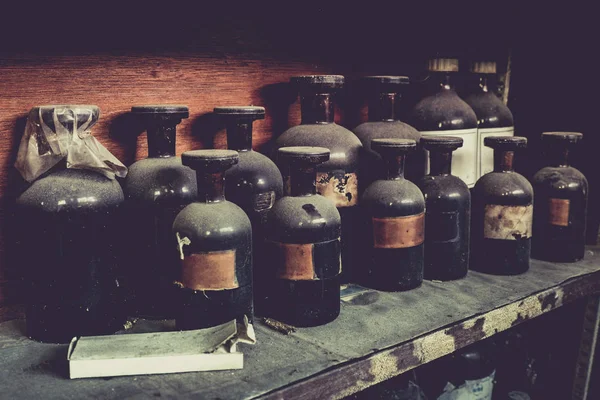 Vintage bir görünüm ve seçici odak vurdu, kimyasal şişesinde tozlu raf arası