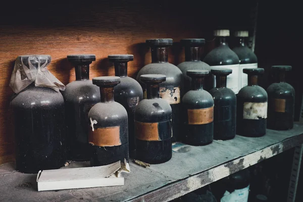 Imagen de la vendimia de la composición de naturaleza muerta, botella química de vidrio en rack — Foto de Stock