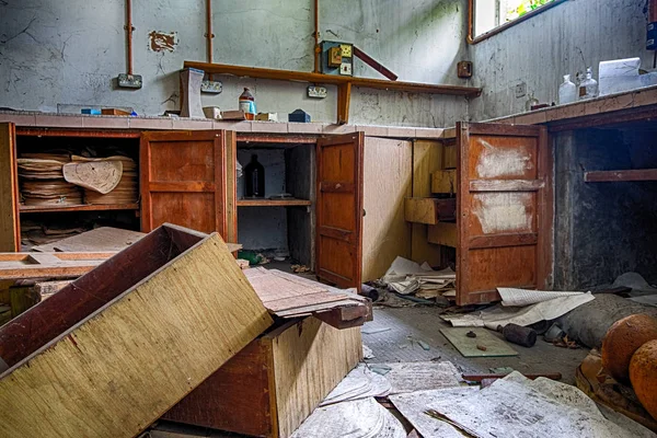 Altes Holzgestell und Laborgeräte in verlassenem Gebäude. — Stockfoto